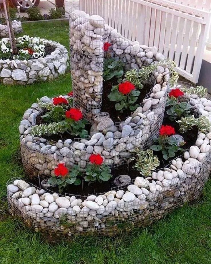Клумба каскадная с камня своими руками фото А вам нравятся такие клумбы с элементами габионов ? . . #идеидлядачи #дача #дом 