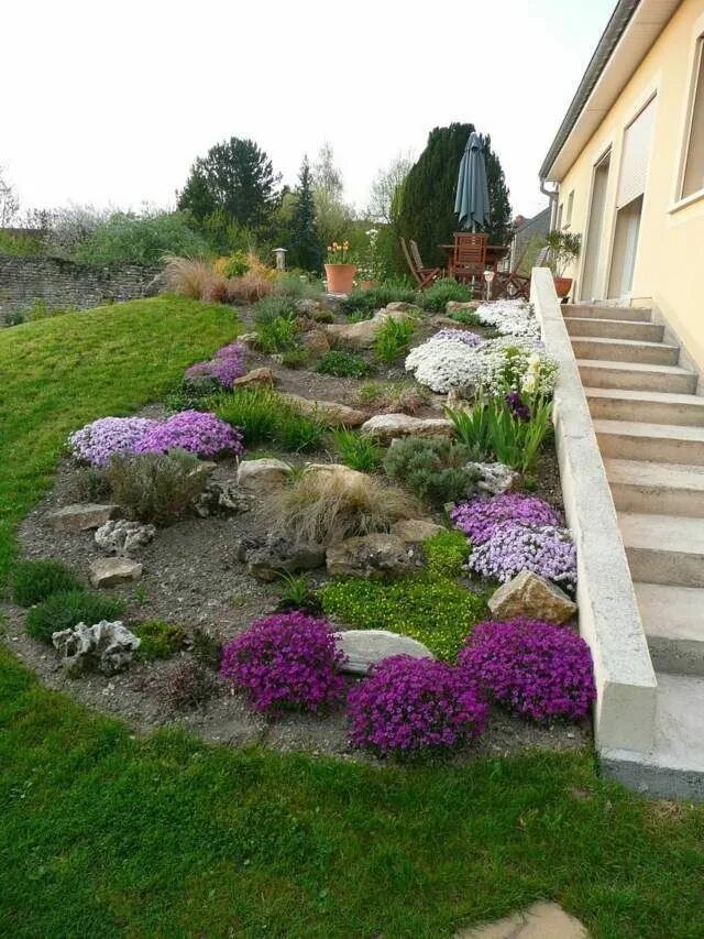 Клумба на склоне фото Décoration de jardin en pierre en 31 idées inspirantes - Идеи озеленения, Клумбы