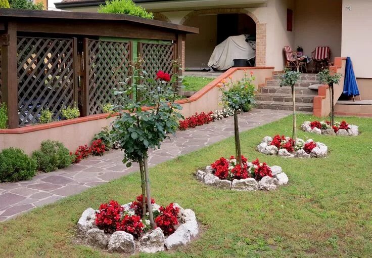 Клумба с розами оформление в частном доме 914112w Garden design, Front yard garden design, Front yard landscaping