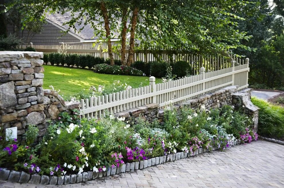 Клумба у забора фото Низкая ограда на каменном фундаменте Fence landscaping, Traditional landscape, B