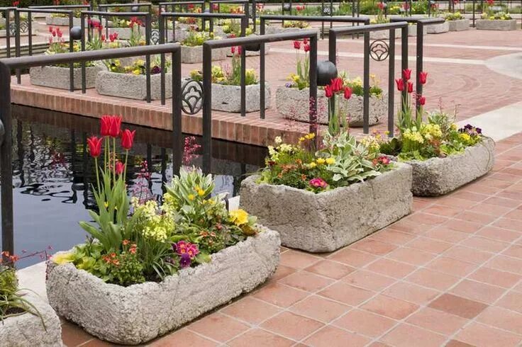 Клумбы из бетона фото Вазоны из бетона (из цемента) своими руками Garden containers, Garden troughs, G