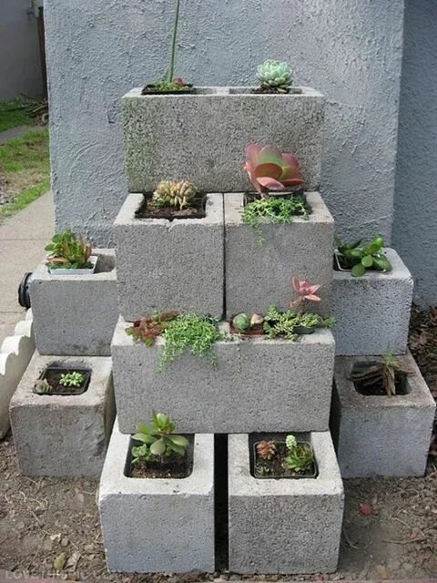 Клумбы из бетона фото DIY garden concrete blocks garden - Great idea for a herb garden! Garden project