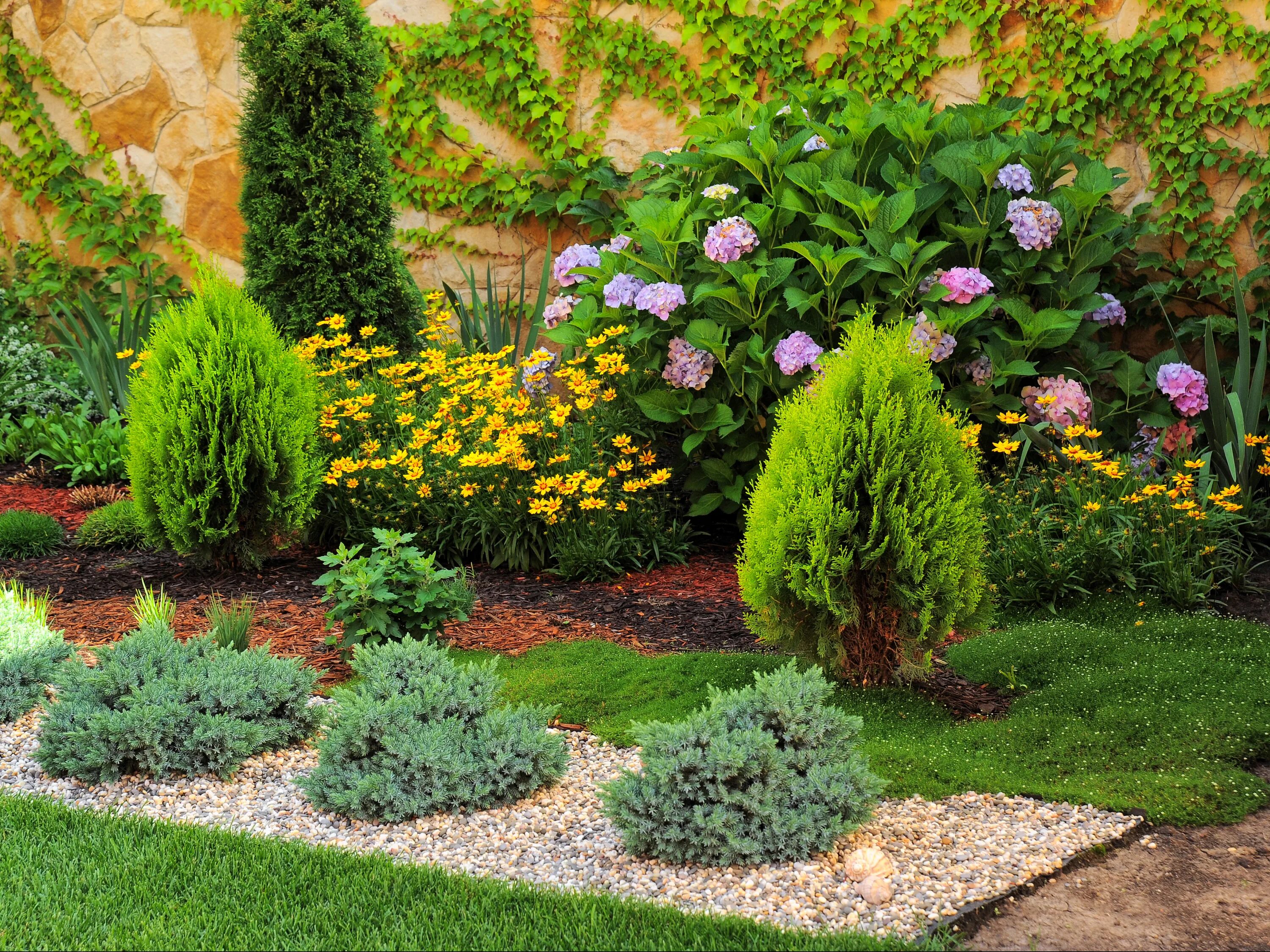 Клумбы из кустарников фото 3 Most Popular Mulch Options for Your Yard Southwest Boulder & Stone