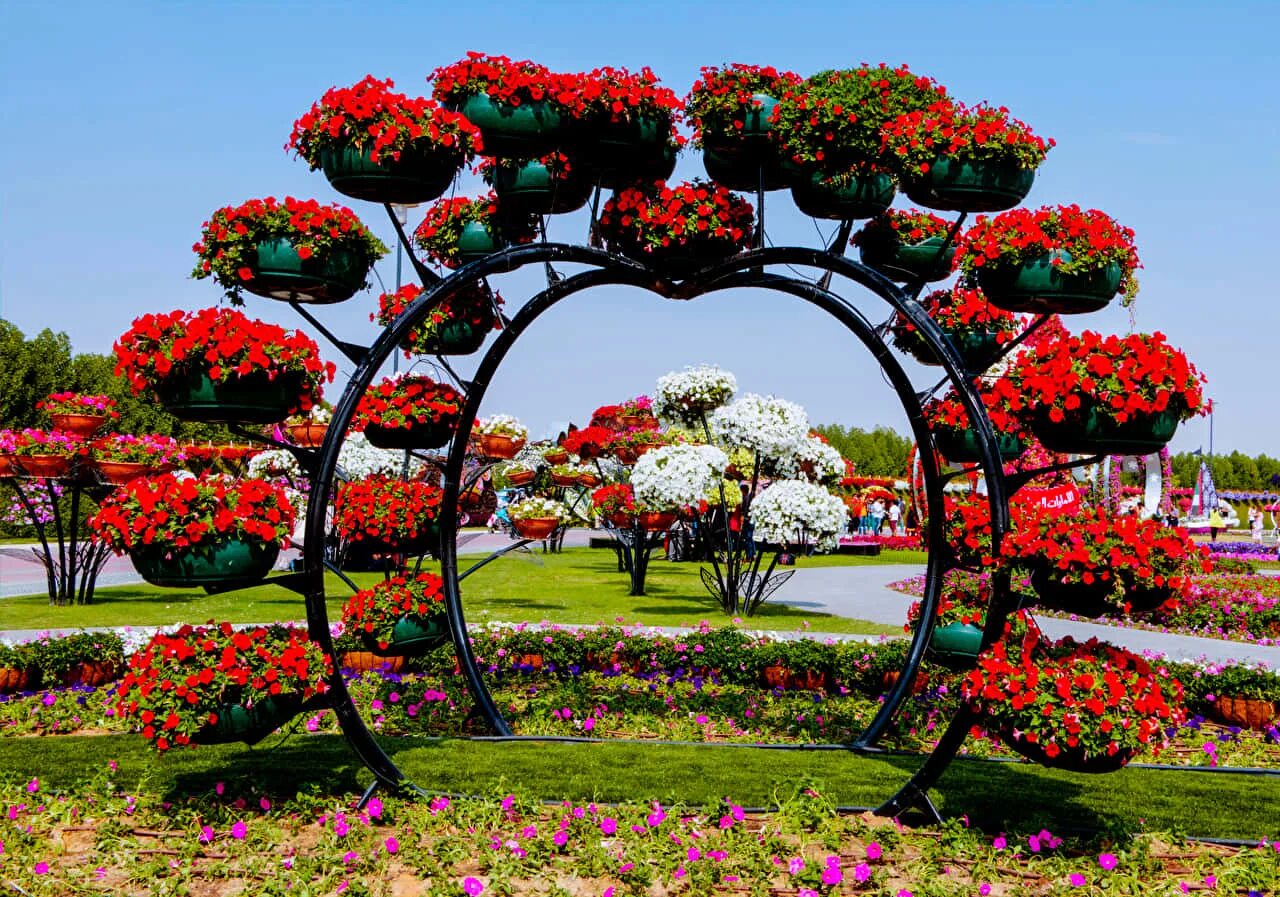 Клумбы мира фото Download Captivating Garden Design with Beautiful Flowers and Landscape Wallpape