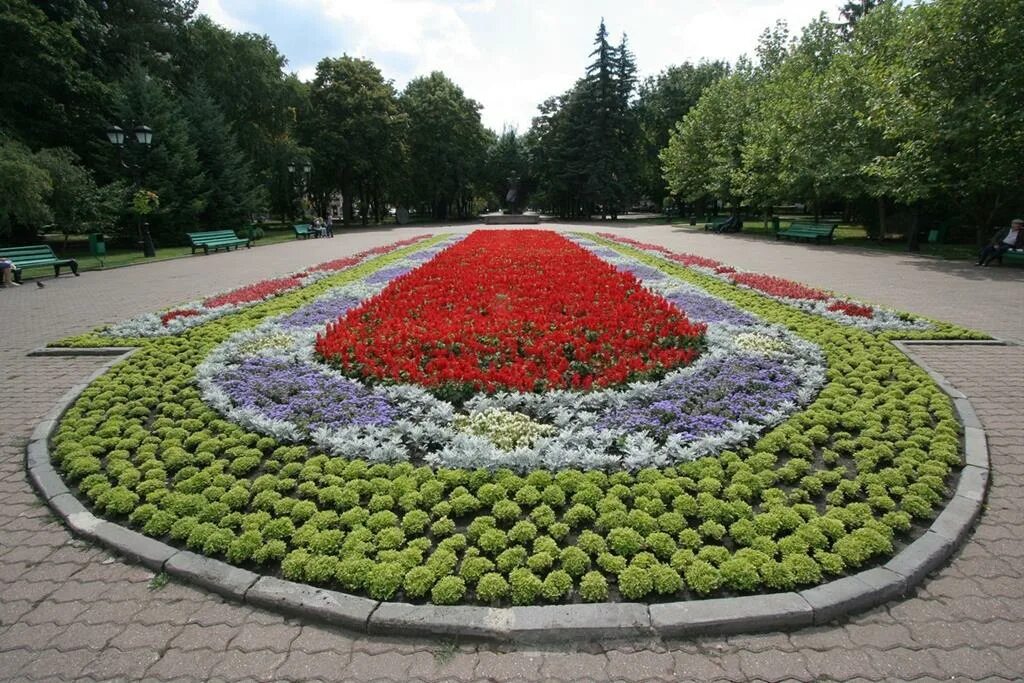 Клумбы москвы фото Клумбы Ставрополя: Цветочная Красота Города Сладости и подарки iberia-restaurant