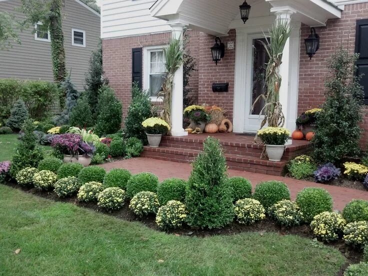 Клумбы перед домом на даче фото Pin on Front Yard Small front yard landscaping, Front yard garden design, Front 