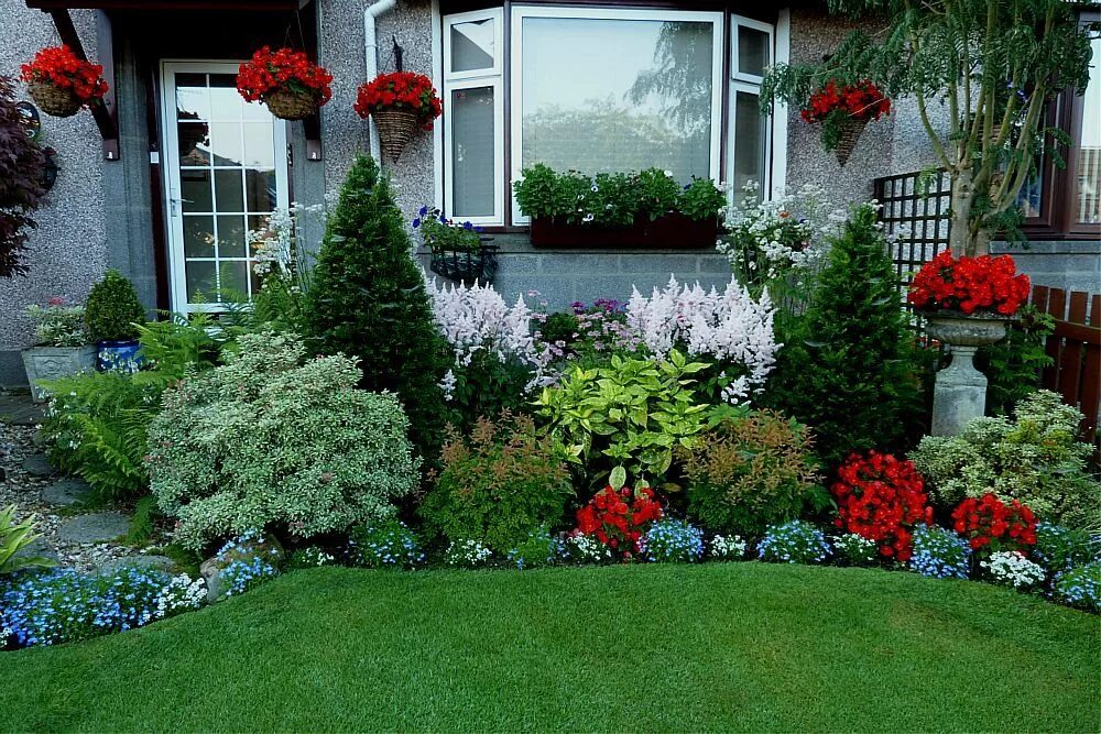 Клумбы перед домом на даче фото small garden bed - Google Search Front garden design, Front yard landscaping, Fl