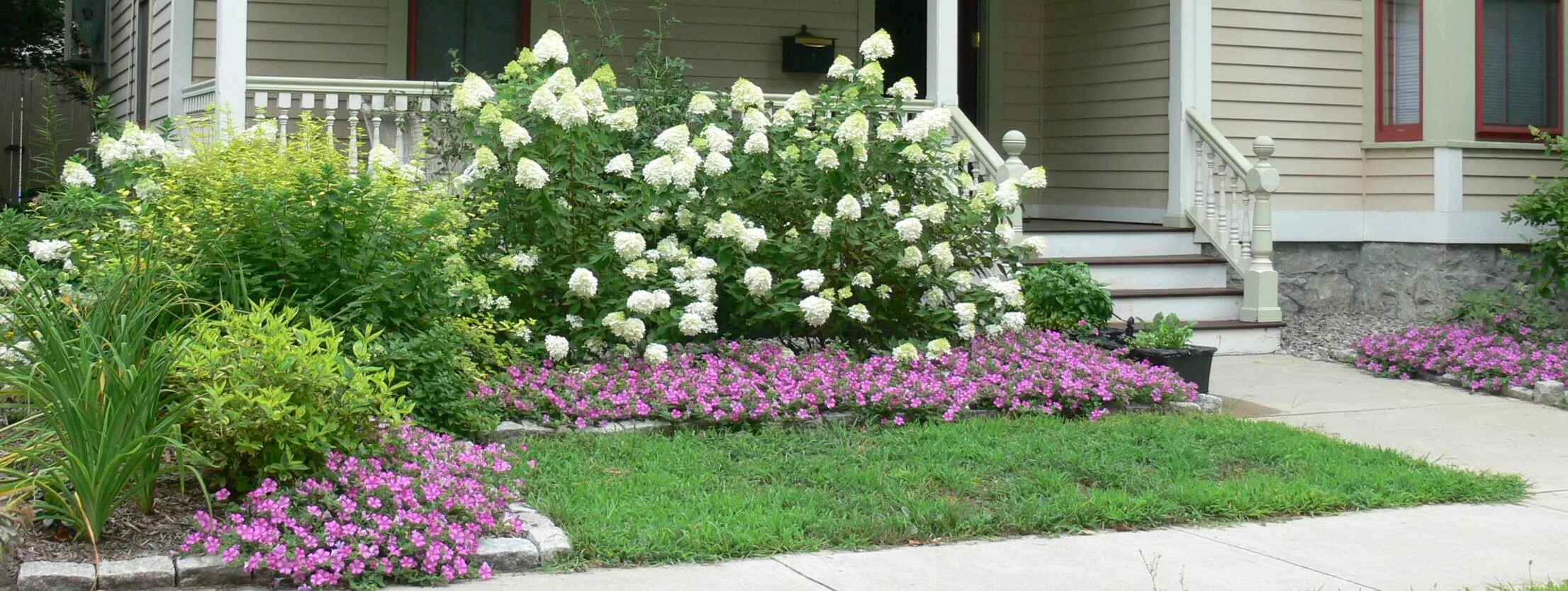 Клумбы с сиренью фото Pin on Home sweet home Front yard garden, Front yard landscaping, Front garden d