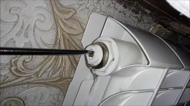 Ключ для спуска воздуха из батарей фото Как правильно спустить воздух из системы отопления: Как спустить воздух с систем