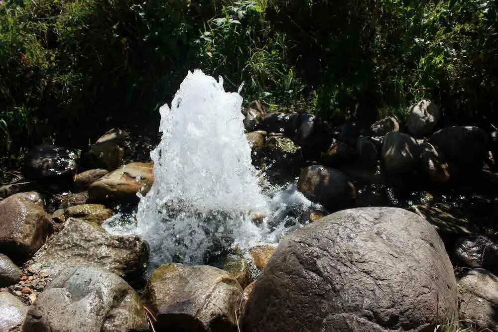 Ключ из земли фото Откуда берется вода под землей - ГлавБурВод