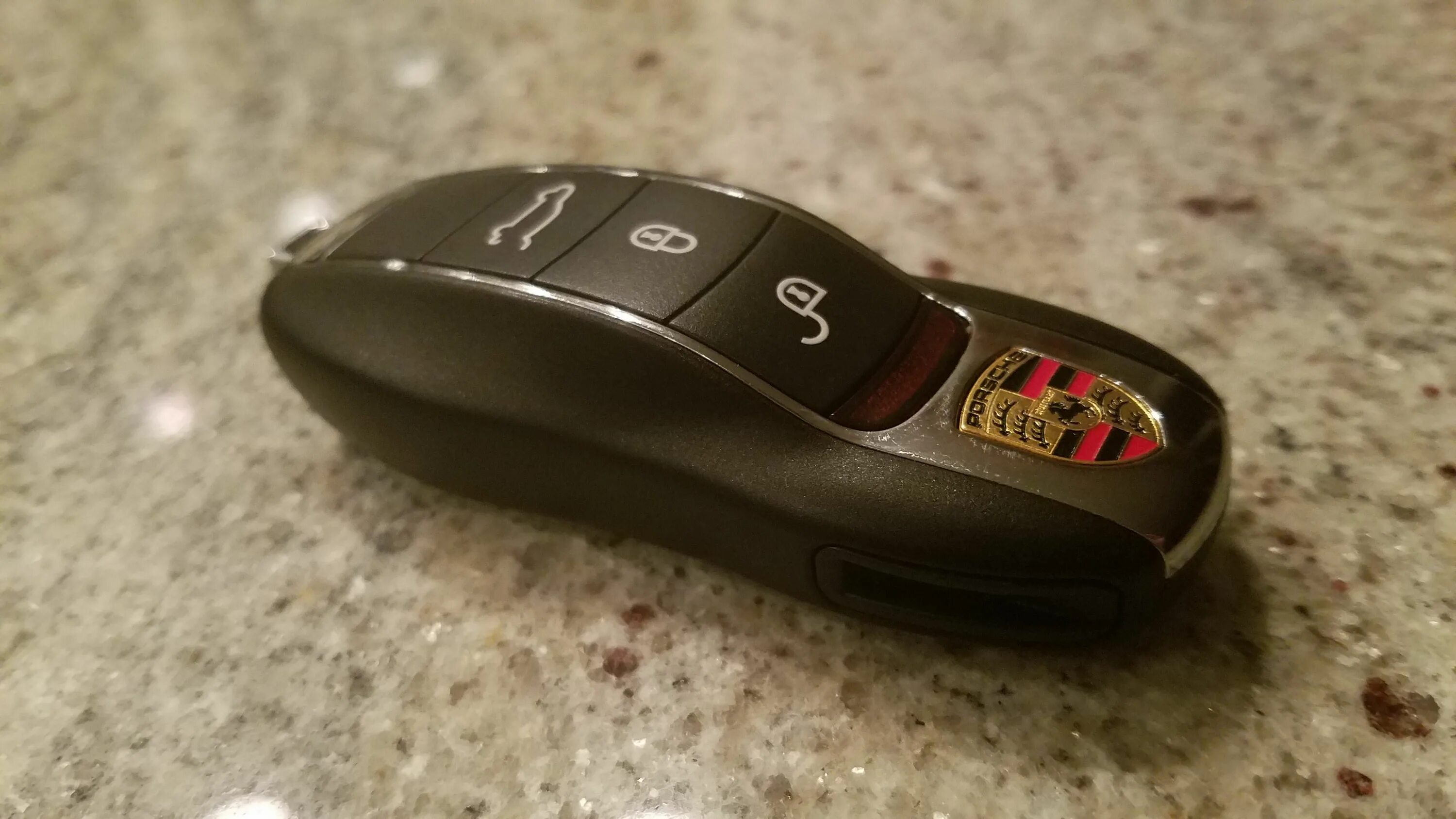 Ключи порше фото The key fob for the Porsche Macan looks like a Porsche Macan