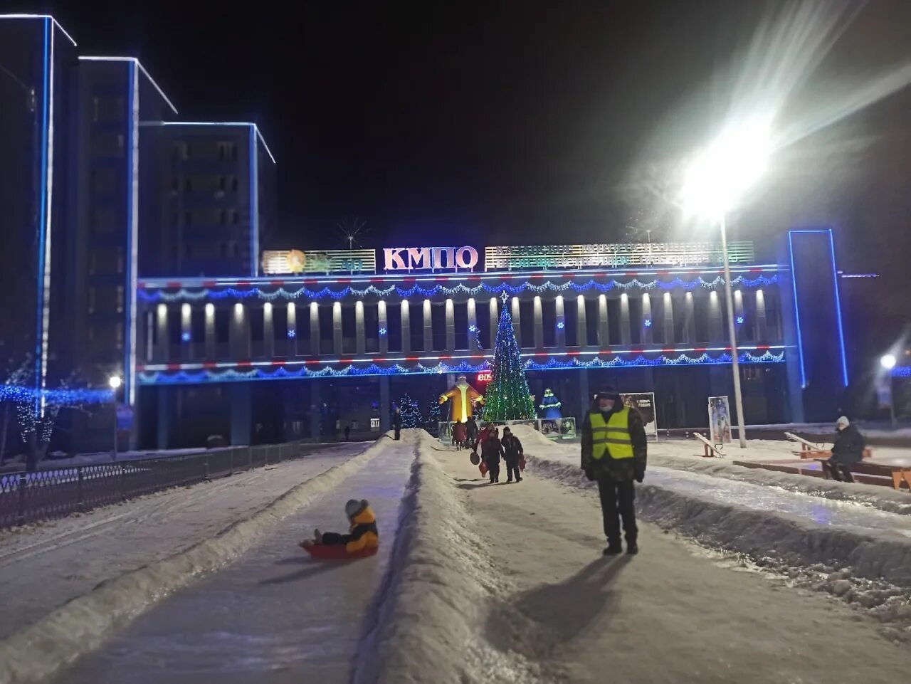 Кмпо казань фото На площади "Моторостроитель" перед КМПО КАЗАНЬ Социальная группа