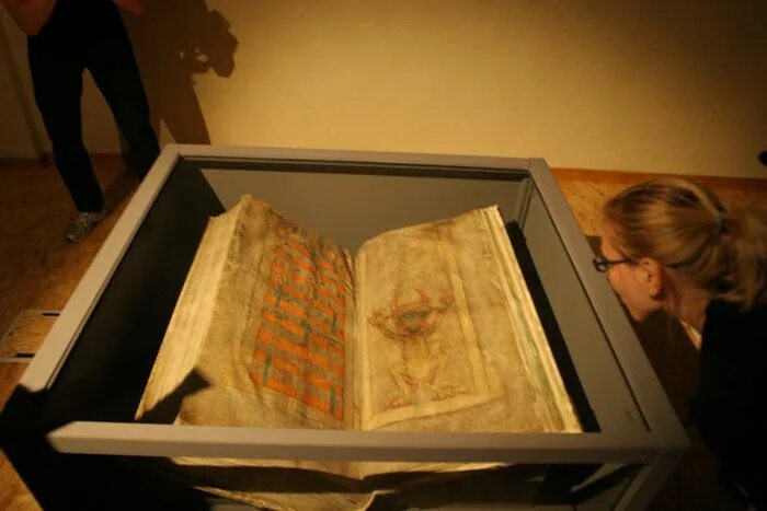 Книга дьявола фото Codex Gigas alias Ďáblova bible, vystaven v temnotě pražského Klementina - Aktuá