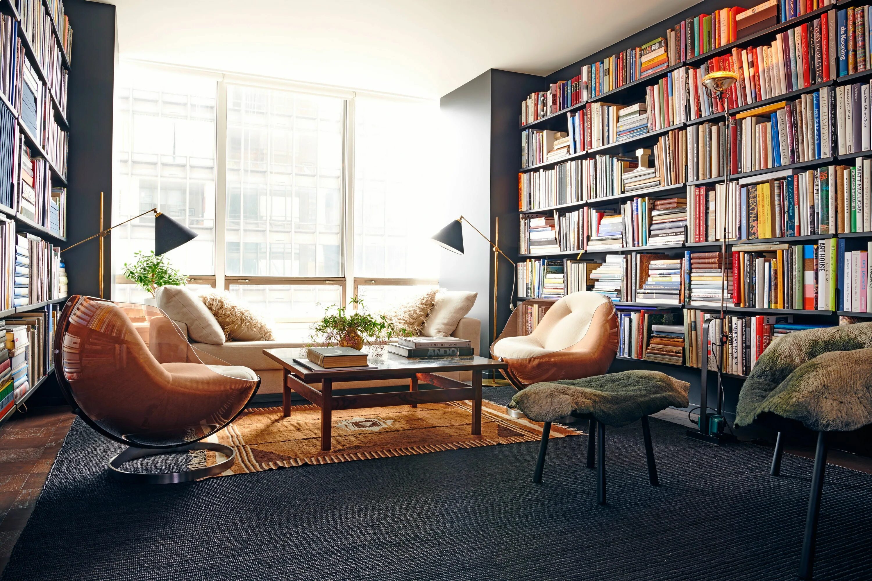 Книга интерьер жилого дома A Glass-Walled Aerie Marked by Minimalism and Contrast Office interior design, H
