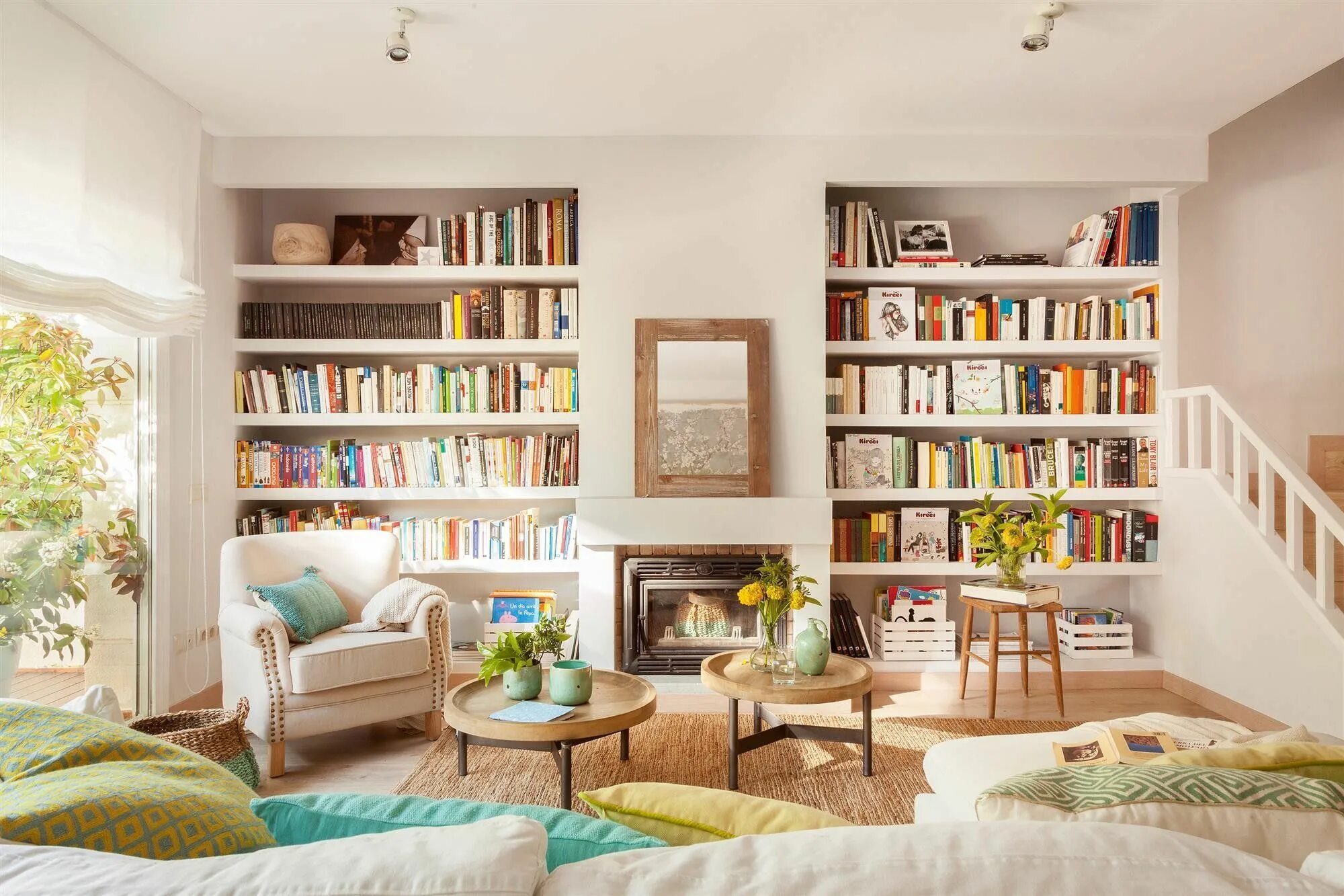 Книга интерьер жилого дома A modern version of a fireplace flanked by built-ins. By adding moldings and low