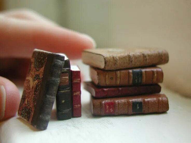 Книга из кирпичей фото books Mini books, Miniature books, Hand marbled paper