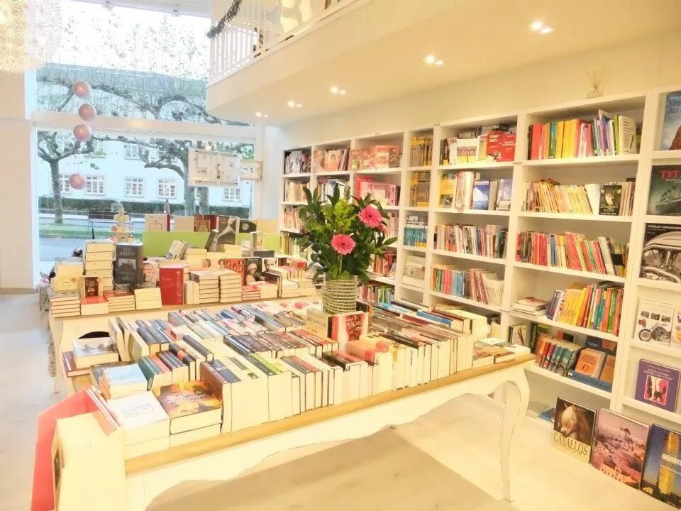 Книга лавка мебельная ул 2 фото Librería Biblos (Lugo) * Children bookstore, Book cafe, Bookstore design