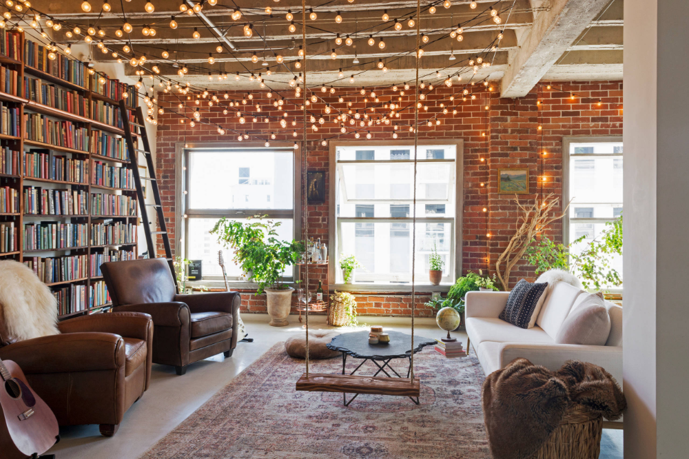 Книга лофт стиле My Houzz: Books and String Lights Jazz Up an L.A. Loft - Industrial - Living Roo