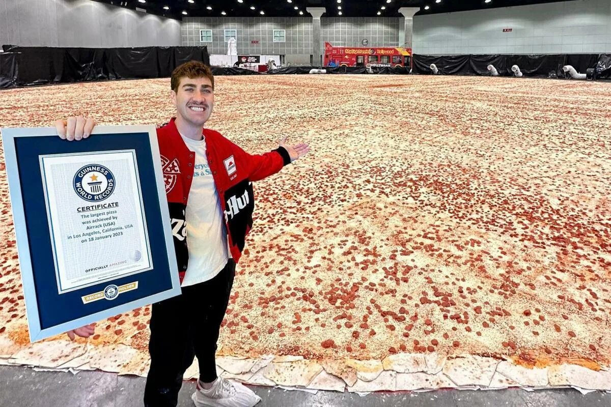 Книга рекордов фото с описанием Pizza Hut Breaks Guinness World Record for Biggest-Ever Pie With Help From YouTu