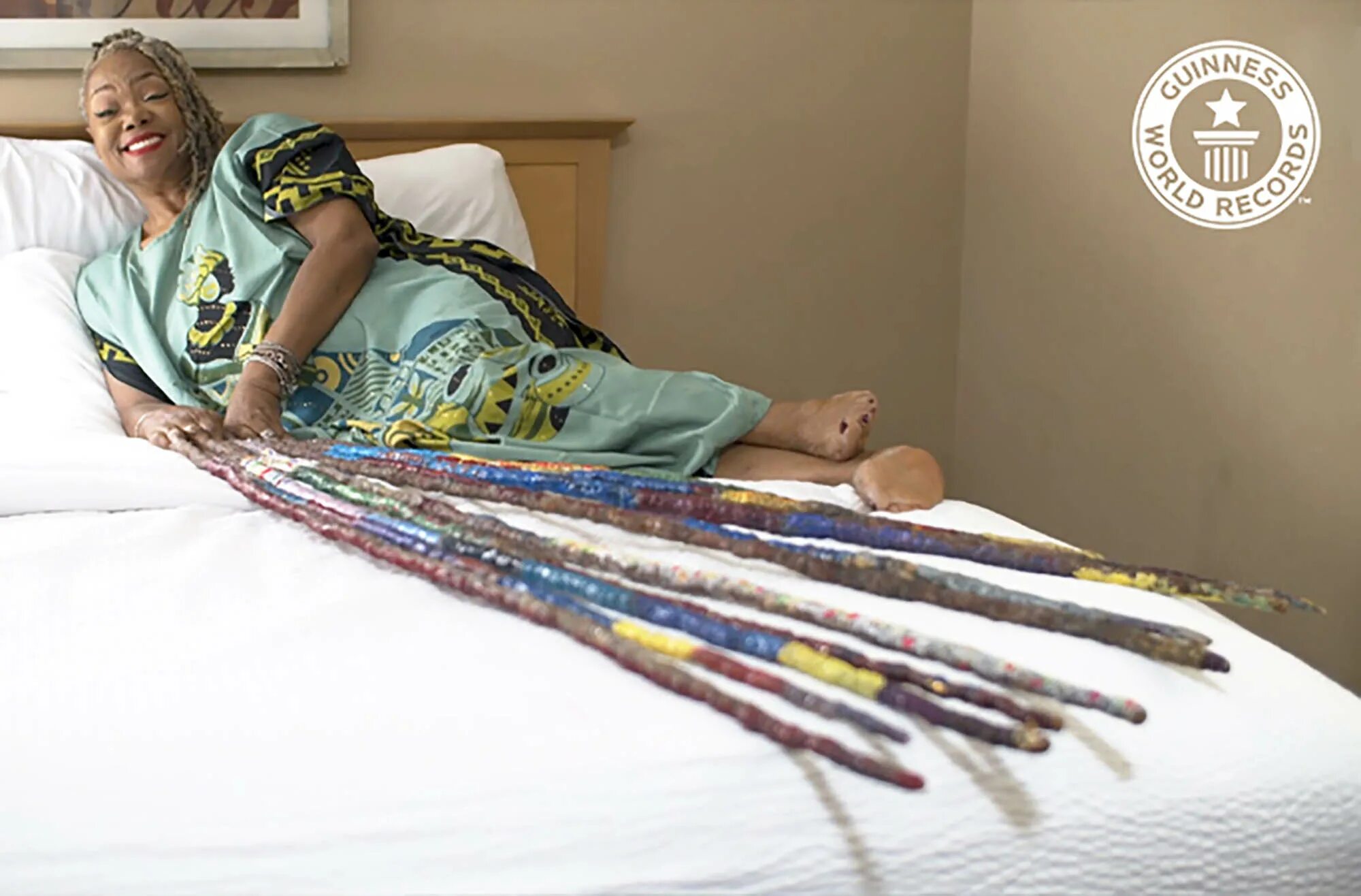 Книга рекордов гиннесса женщины фото Woman with world's longest fingernails struggles in bathroom