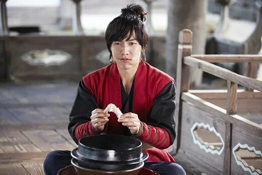 Книга семьи гу актеры и роли фото Lee Seung Gi devours chicken during 'Book of the House of Gu' Gu family book, Gu