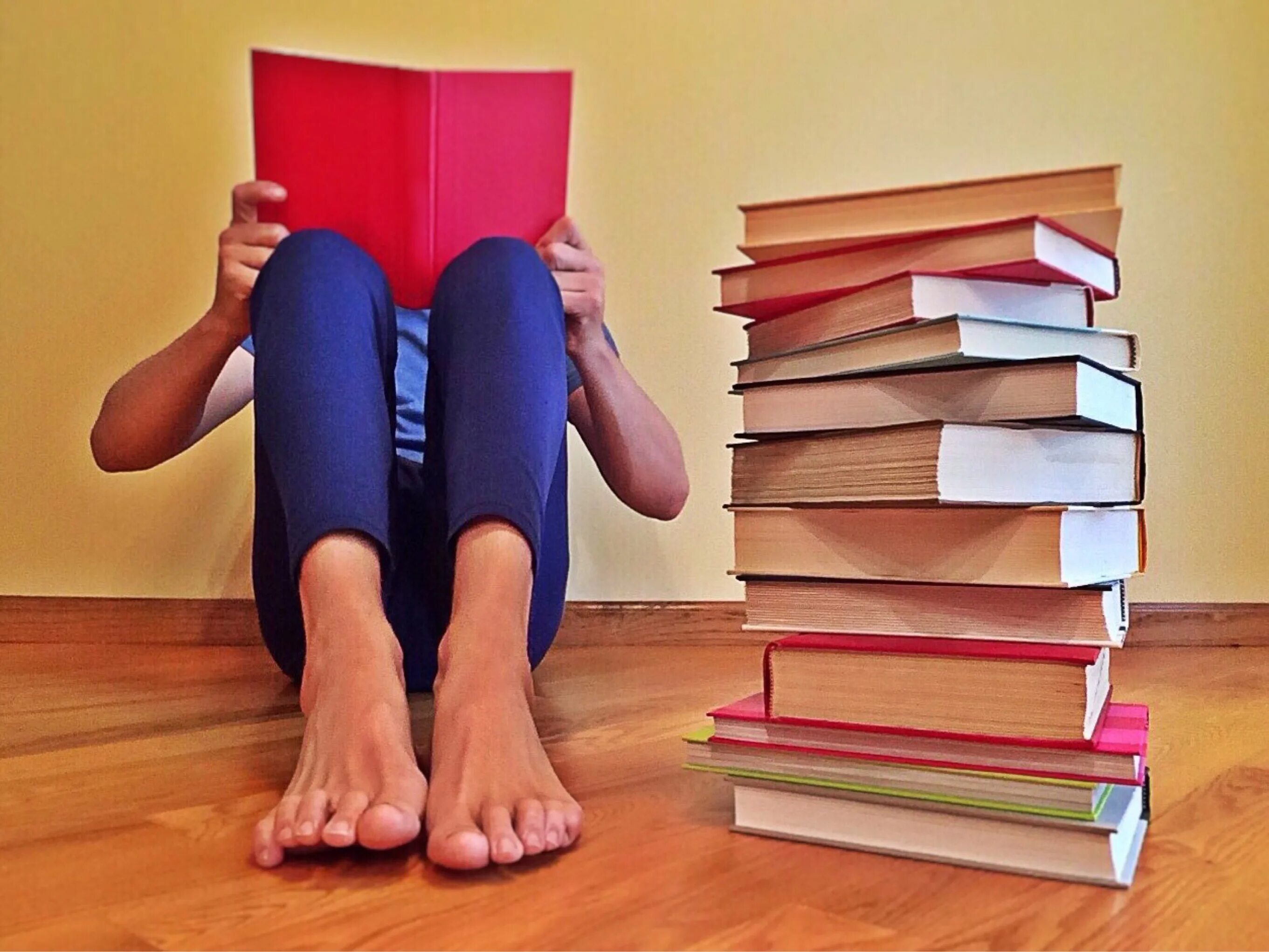 Книга стоп фото Young woman reading book free image download