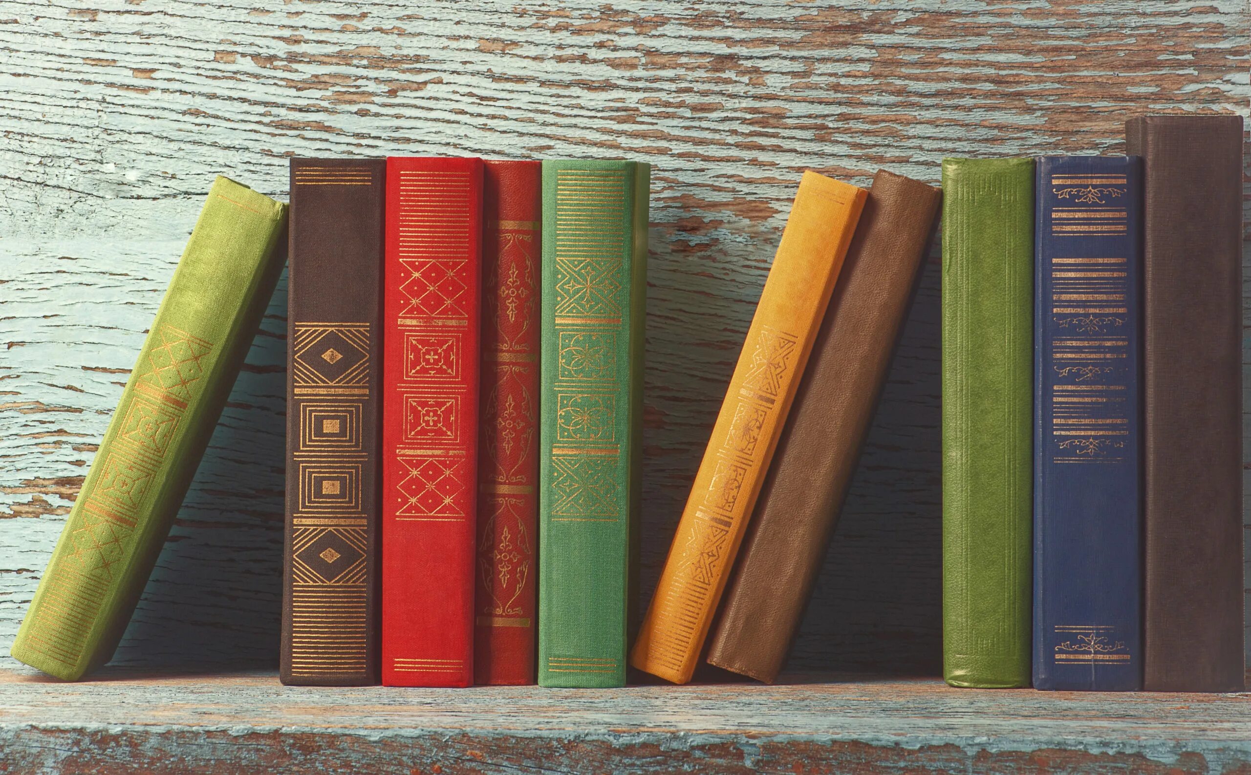 Книги 2016 фото Old,Books,On,The,Background,Of,A,Wooden