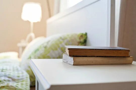 Книги на полу фото Bedroom Nightstand Изображения: просматривайте стоковые фотографии, векторные из