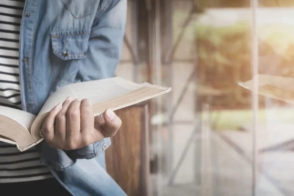 Книги стоковое фото Большинство россиян считает, что для улучшения русского языка необходимо читать 