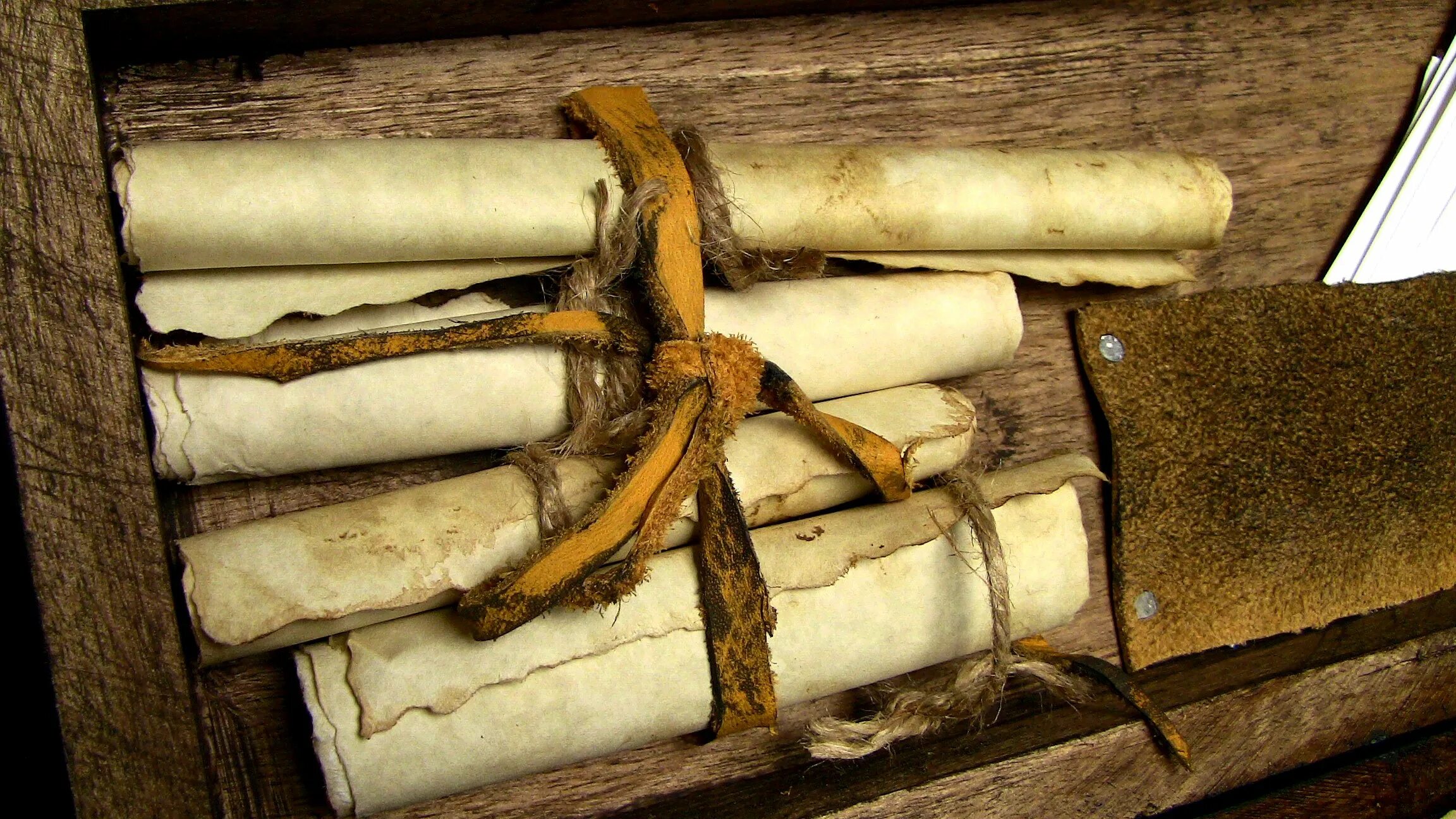 Книги свитки фото Writing, Publishing and Indie Book Reviews Ancient scroll, Medieval world, Ancie