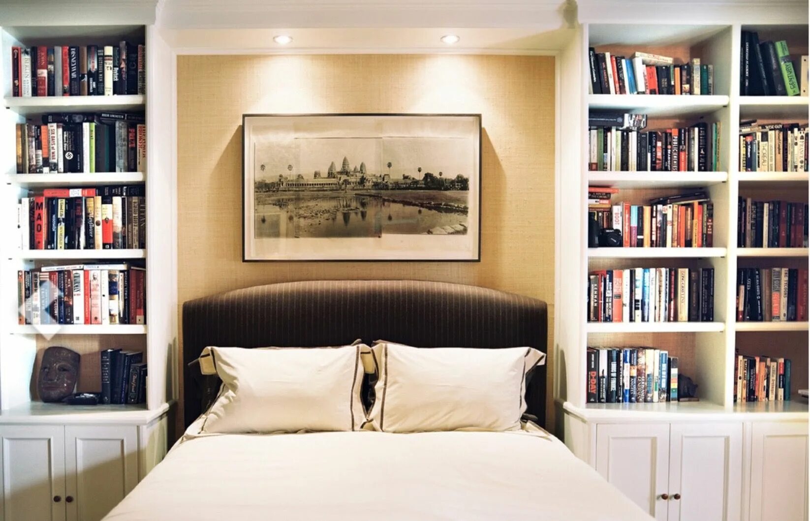 Книги в интерьере спальни love the bookcases in the bedroom Bedroom built ins, Bookshelves in bedroom, Rem