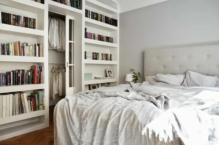 Книги в интерьере спальни Renovation Inspiration: Make the Most of Your Bedroom with Smart Built-Ins Beaut