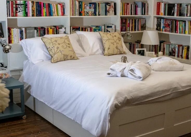 Книги в интерьере спальни A Napoli apre il primo hotel libreria Furniture, Hotel, Room