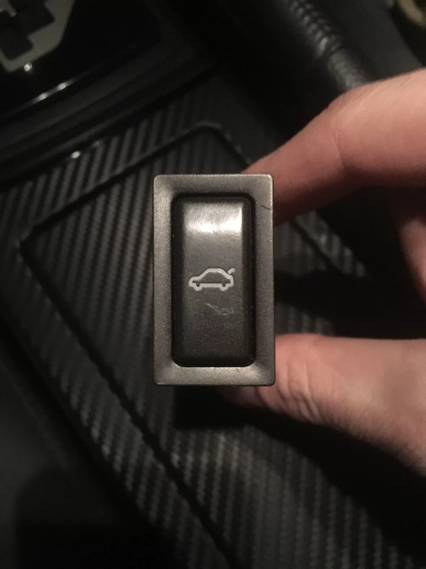 Кнопка открытия багажника фото Кнопка открывания багажника в салон - Mazda 6 (2G) GH, 2 л, 2010 года аксессуары