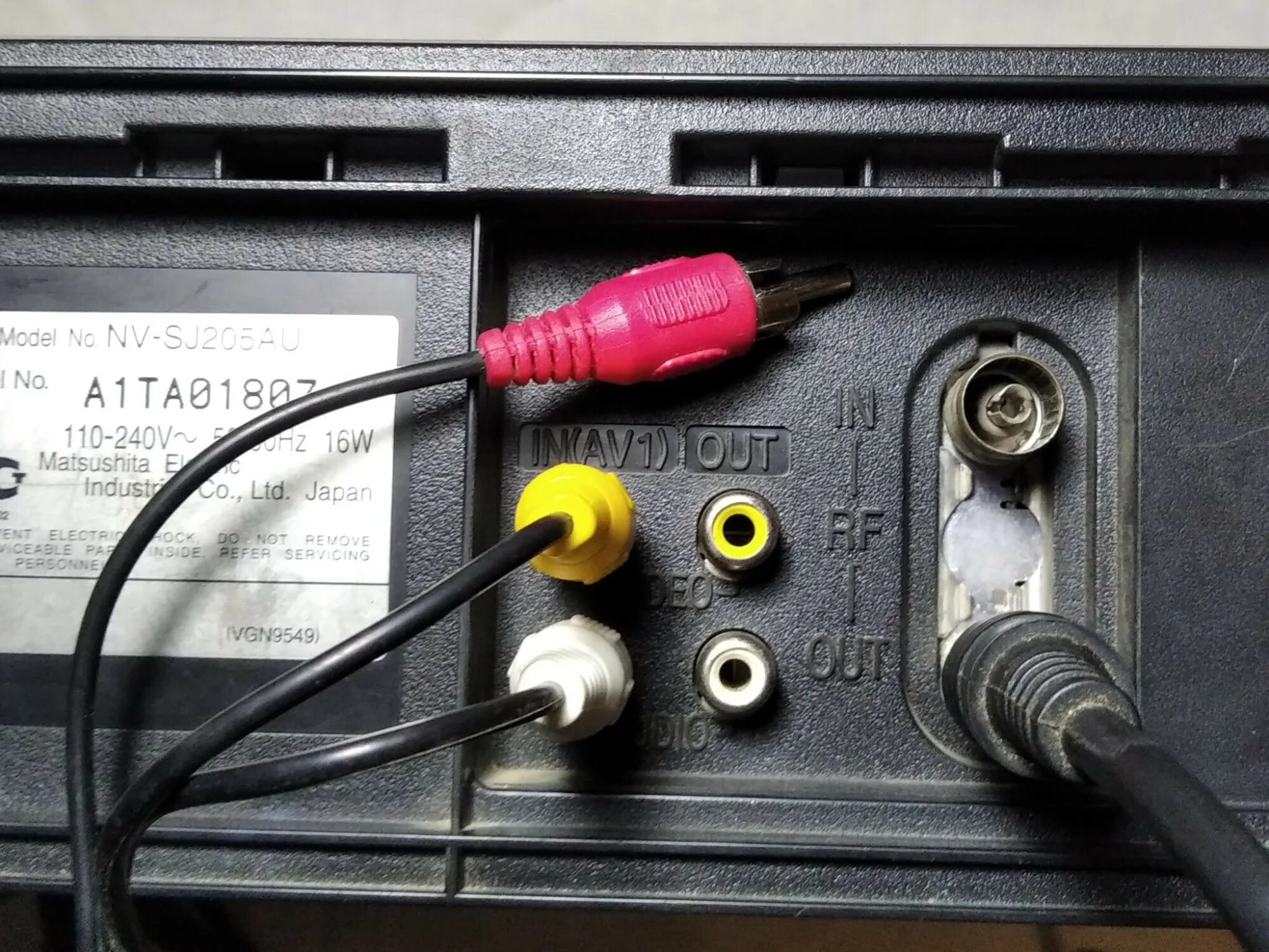 Кнопка подключения телевизору Подключаем приставку DVB-T2 через видеомагнитофон к старым телевизорам: grodensk