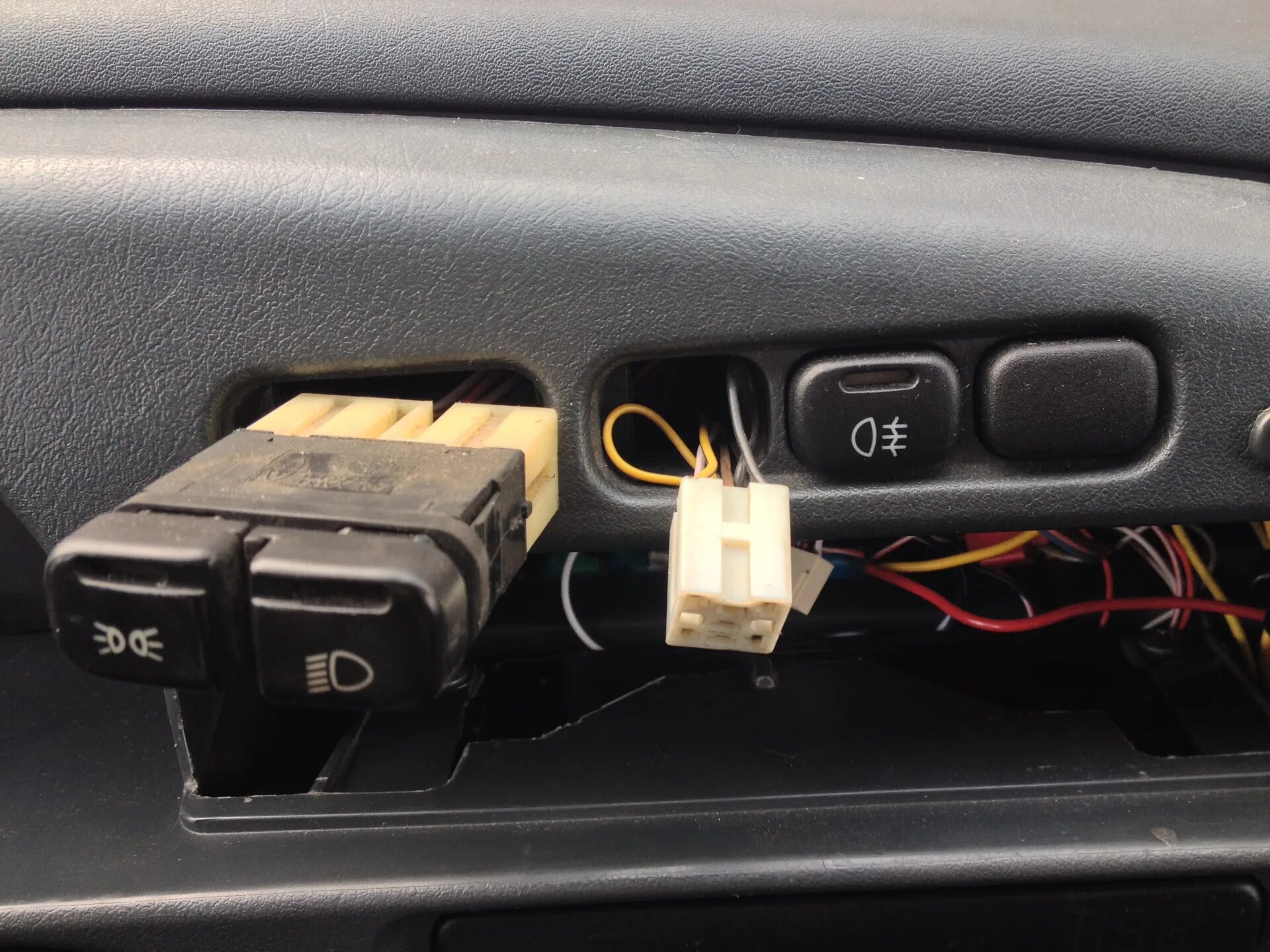 Кнопка противотуманок 2114 подключение Распиновка кнопки птф ваз 2114 - BestChehol.ru