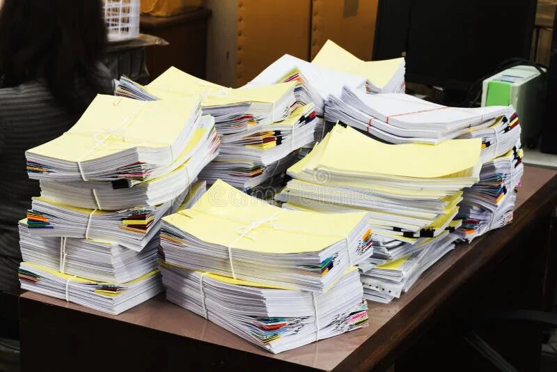 Куча бумаг на столе фото Pile of Unfinished Documents Stock Photo - Image of mess, exam: 88046680
