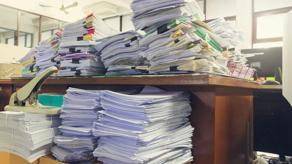 Куча бумаг на столе фото Куча бумаг на столе (много фото) - mebelquick.ru