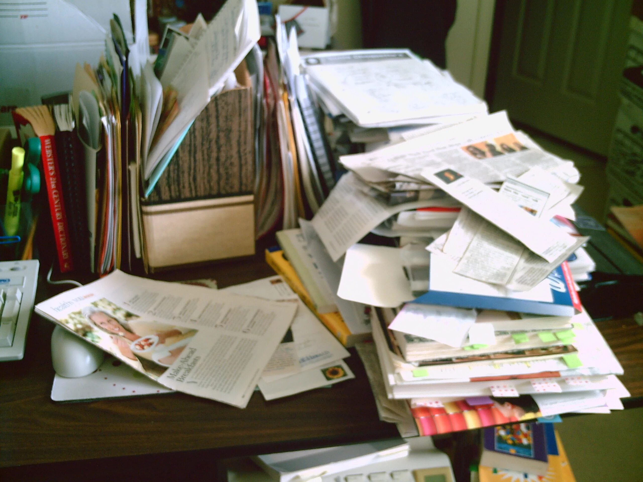 Куча бумаг на столе фото Завал книжки фото - Arhids.ru