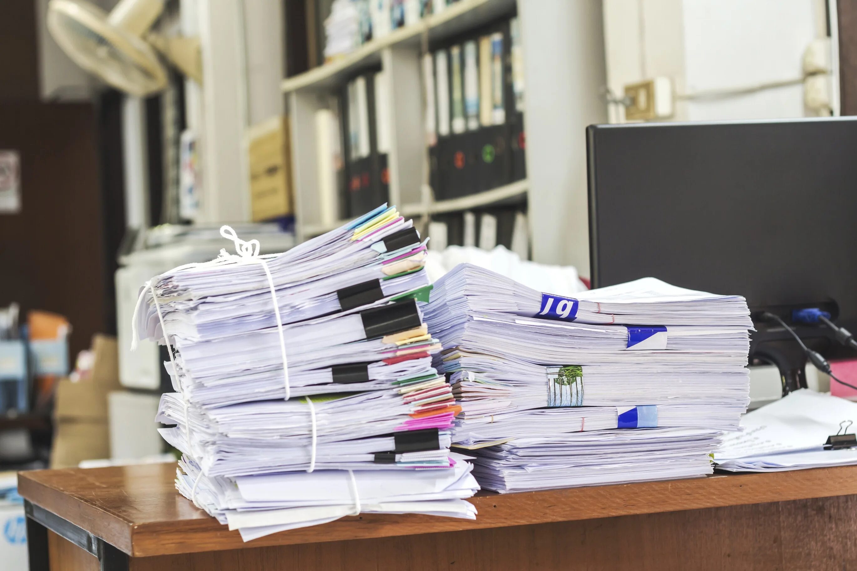 Куча бумаг на столе фото Giants fall hard