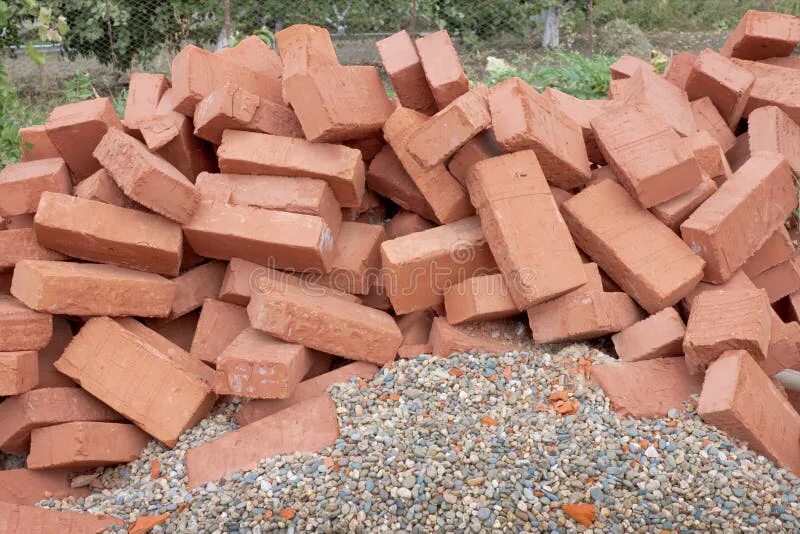 Куча кирпичей фото Red Clay Bricks Lying on the Gravel Stock Image - Image of stone, unit: 21916447