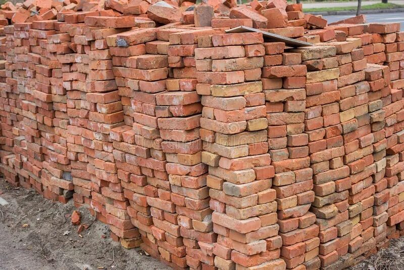 Куча кирпичей фото Large pile of red bricks stock photo. Image of damaged - 38018834