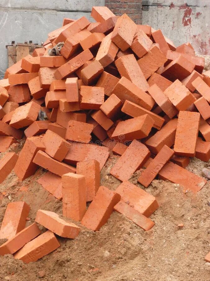 Куча кирпичей фото Heap of red brick stock image. Image of damage, orange - 7350949