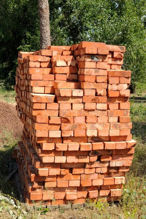 Куча кирпичей фото Bricks on pallets stock image. Image of construction - 13143393