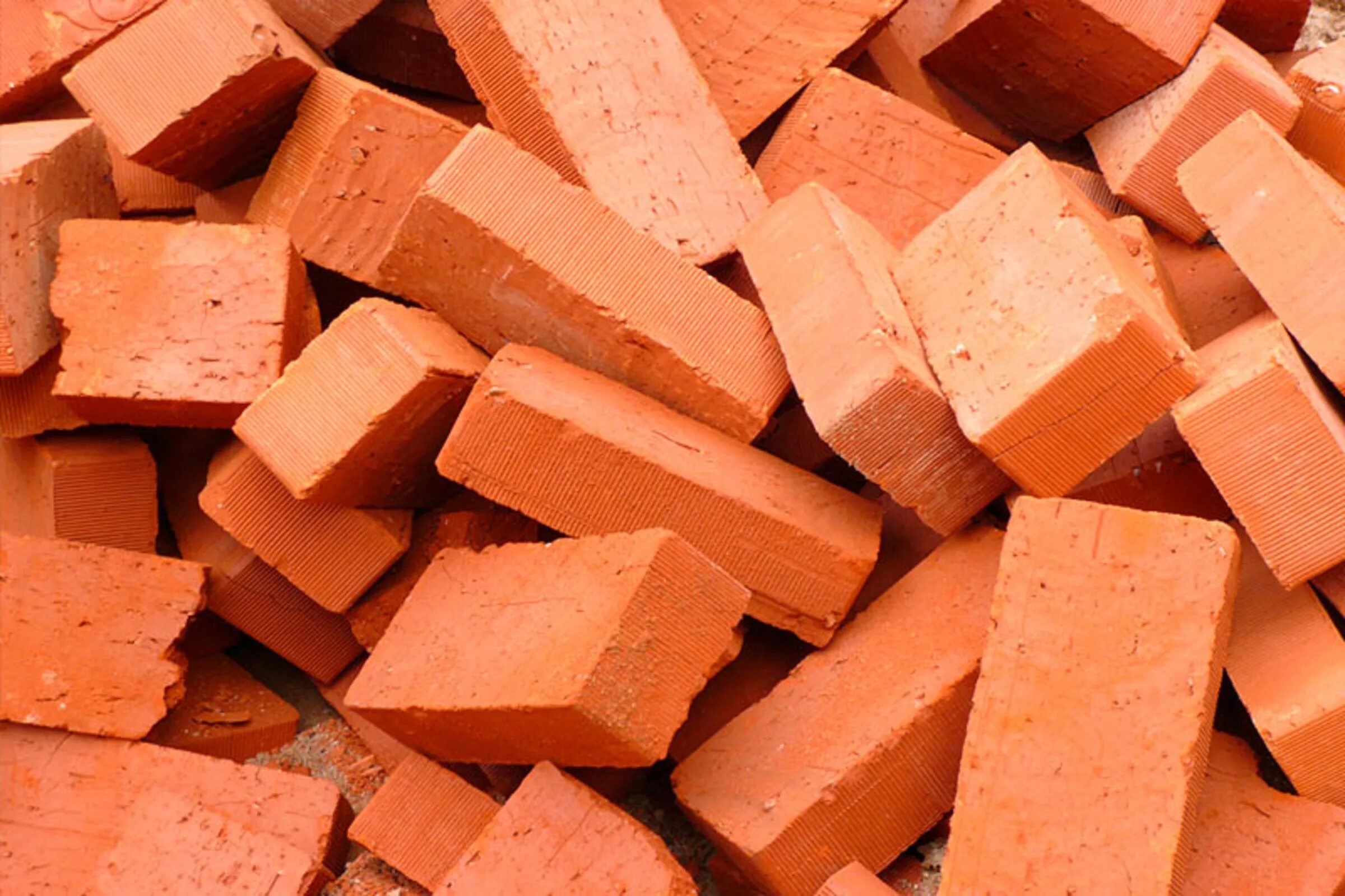 Куча кирпичей фото Кирпич строительный купить в Новосибирске с доставкой