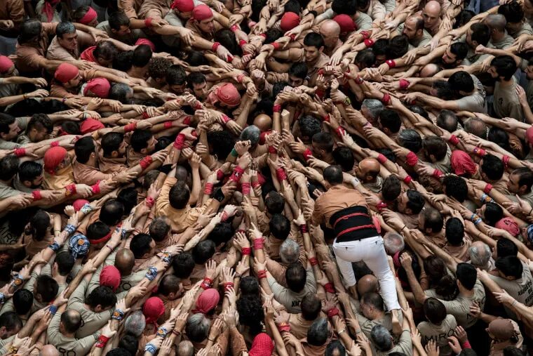 Куча мала фото Competitors Attempt to Construct Tallest Human Tower