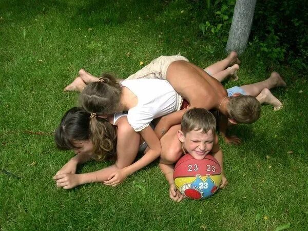 Куча мала фото Детские игры в школе довели до больницы. По рекреации не бегать! В Детскую больн