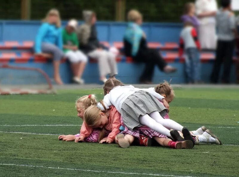 Куча мала фото Дети просто играли в куча малу. Мама одной из девочек рассказала Sutynews об инц