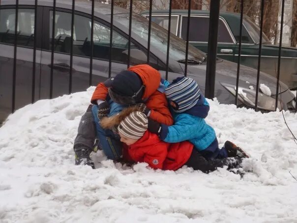 Куча мала фото In St. Petersburg today is a restless Friday night - right now there is a large-