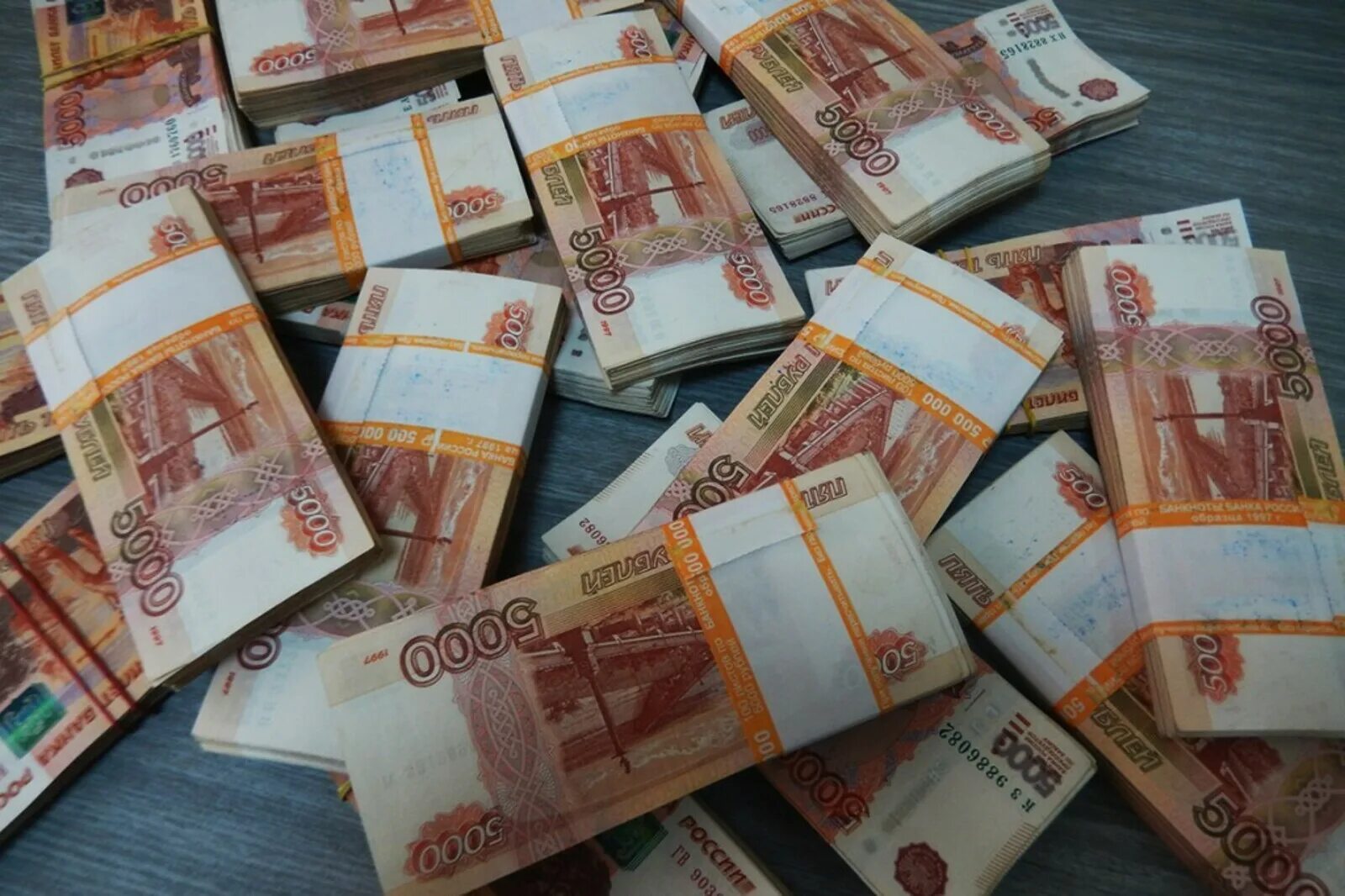 Куча рублей фото Много деньги 5000 рублей пачка